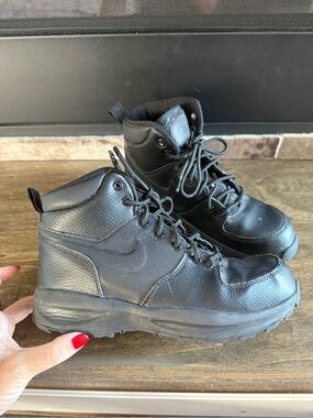 Nike Black Manoa Boots Outdoor Hiking Boys US 5.5Y EU 38 BQ5372-001